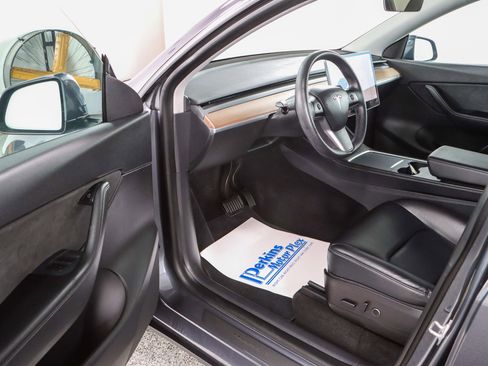 Used 2021 Tesla Model Y Long Range image 3