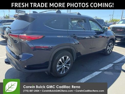 Used 2020 Toyota Highlander XLE AWD/4WD image 3