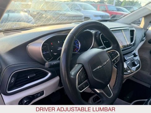 Used 2023 Chrysler Pacifica Touring-L FWD image 9