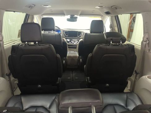 Used 2024 Chrysler Pacifica Touring-L image 10