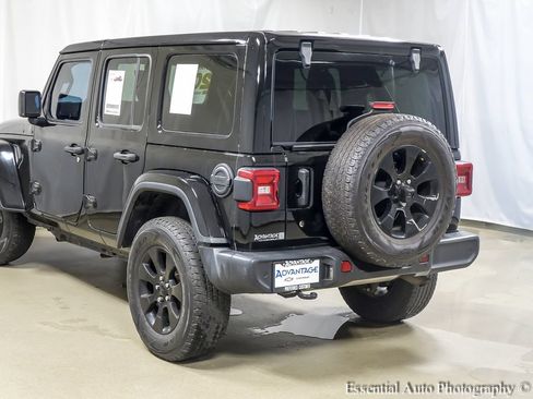 Used 2018 Jeep Wrangler Unlimited Sahara AWD/4WD image 7