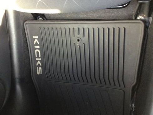 Used 2018 Nissan Kicks SV image 32