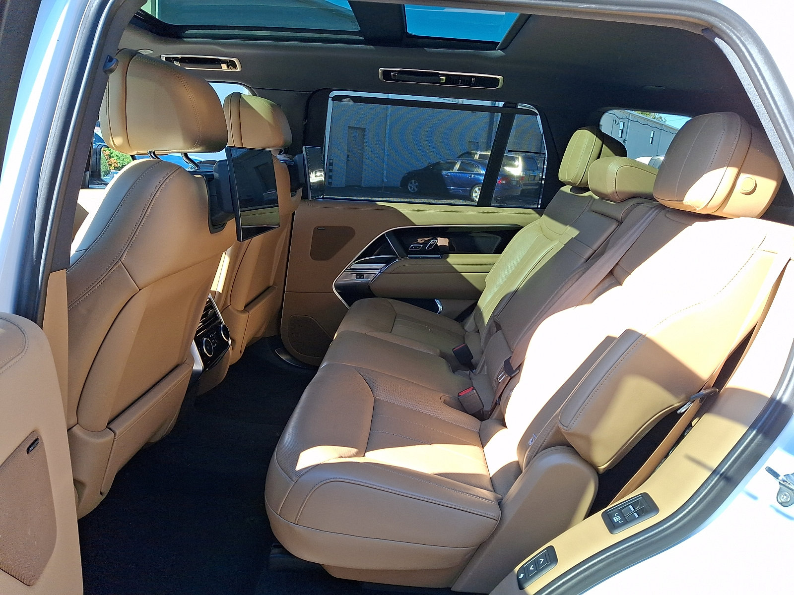 Used 2023 Land Rover Range Rover Long Wheelbase SE AWD/4WD image 5