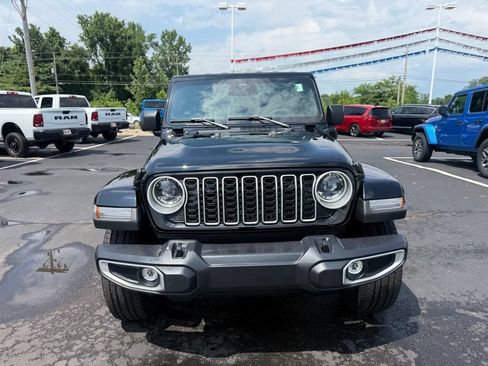Used 2025 Jeep Wrangler Unlimited Sahara AWD/4WD image 9