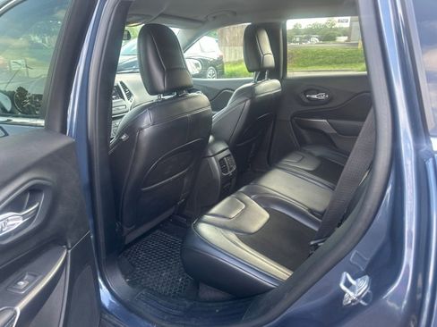 Used 2020 Jeep Cherokee Latitude Plus w/ Cold Weather Group AWD/4WD image 6
