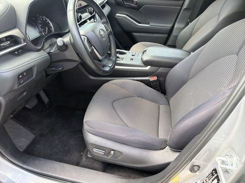 Certified 2025 Toyota Highlander LE FWD image 17