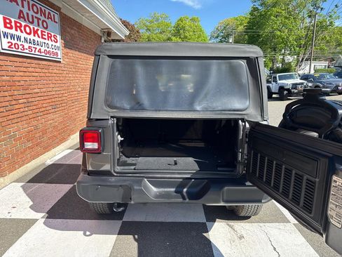 Used 2018 Jeep Wrangler Unlimited Sport S image 37