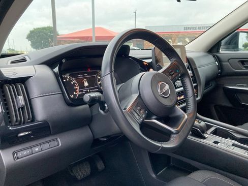 Used 2024 Nissan Pathfinder SV FWD image 8