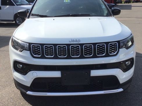Used 2025 Jeep Compass Limited AWD/4WD image 2
