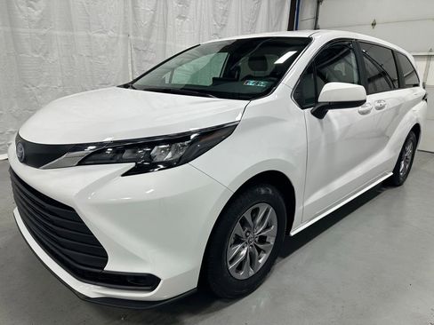 Used 2025 Toyota Sienna LE FWD image 3