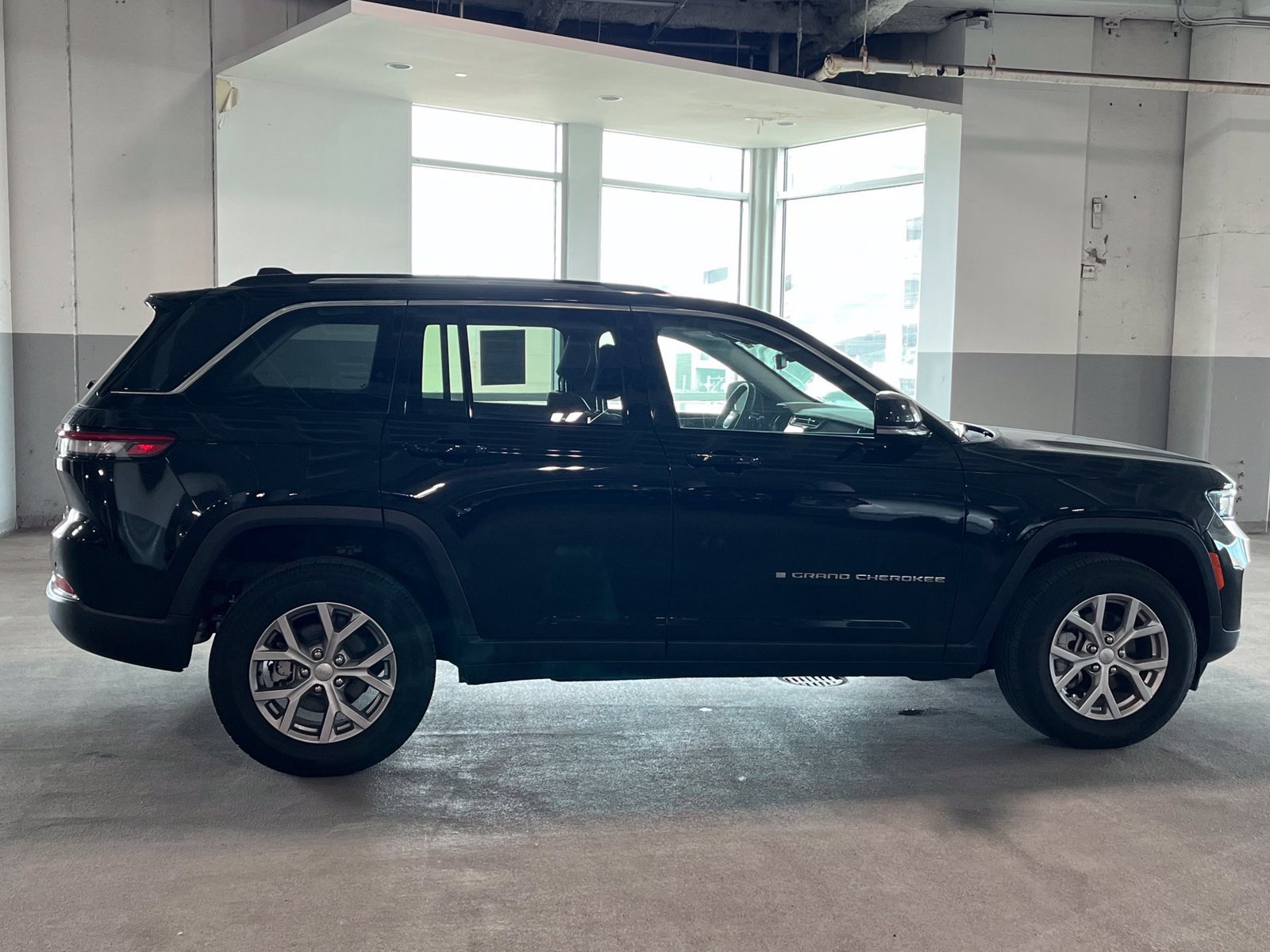 Used 2023 Jeep Grand Cherokee Limited AWD/4WD image 13