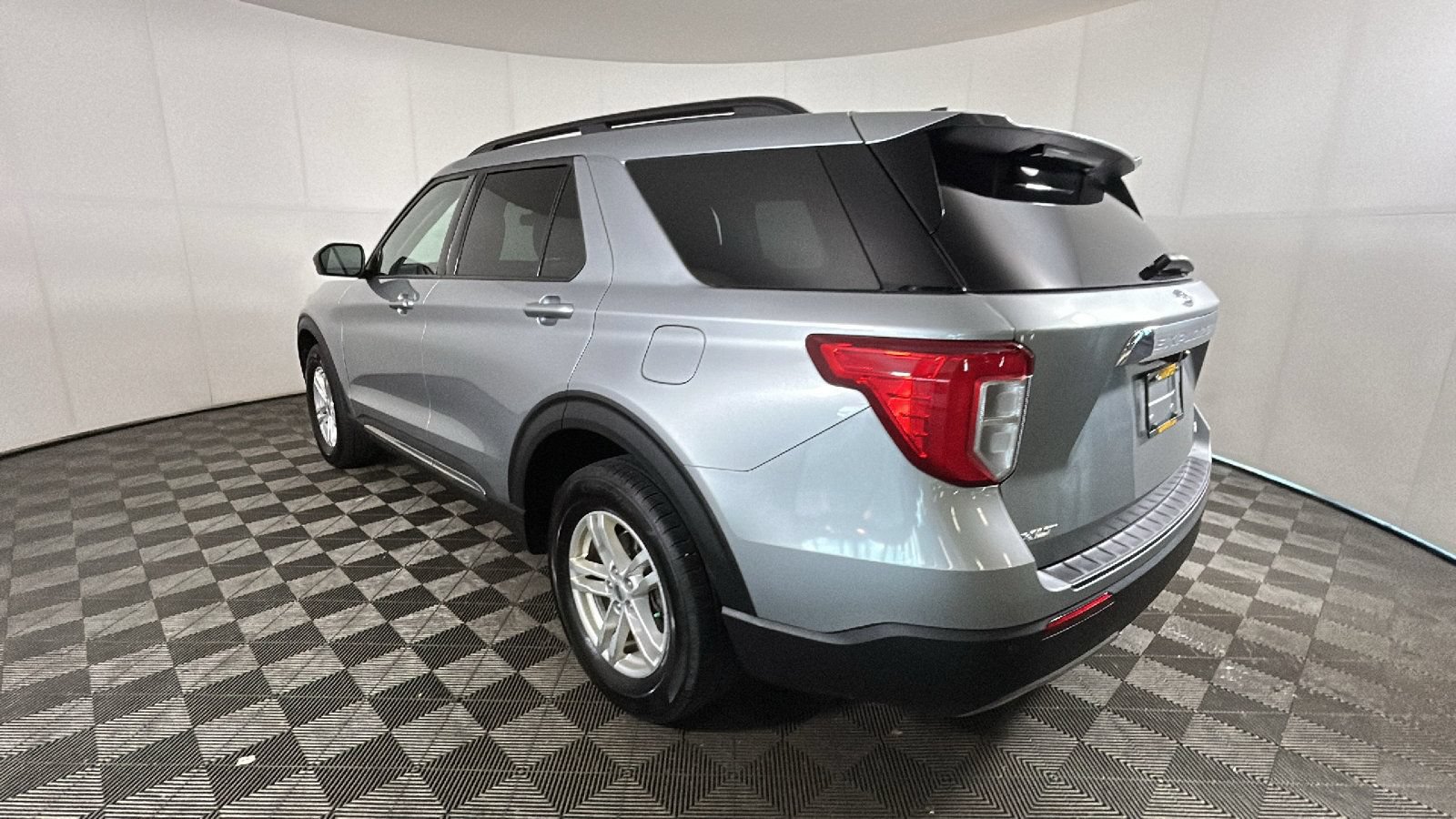 Used 2022 Ford Explorer XLT AWD/4WD image 5