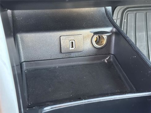 Used 2017 Ford Fusion SE w/ Fusion SE Technology Package image 28