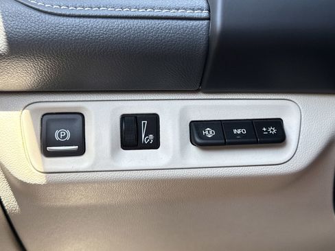 Used 2022 GMC Acadia Denali w/ Denali Technology Package image 23