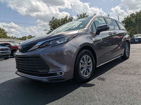 Used 2022 Toyota Sienna XLE FWD image 7