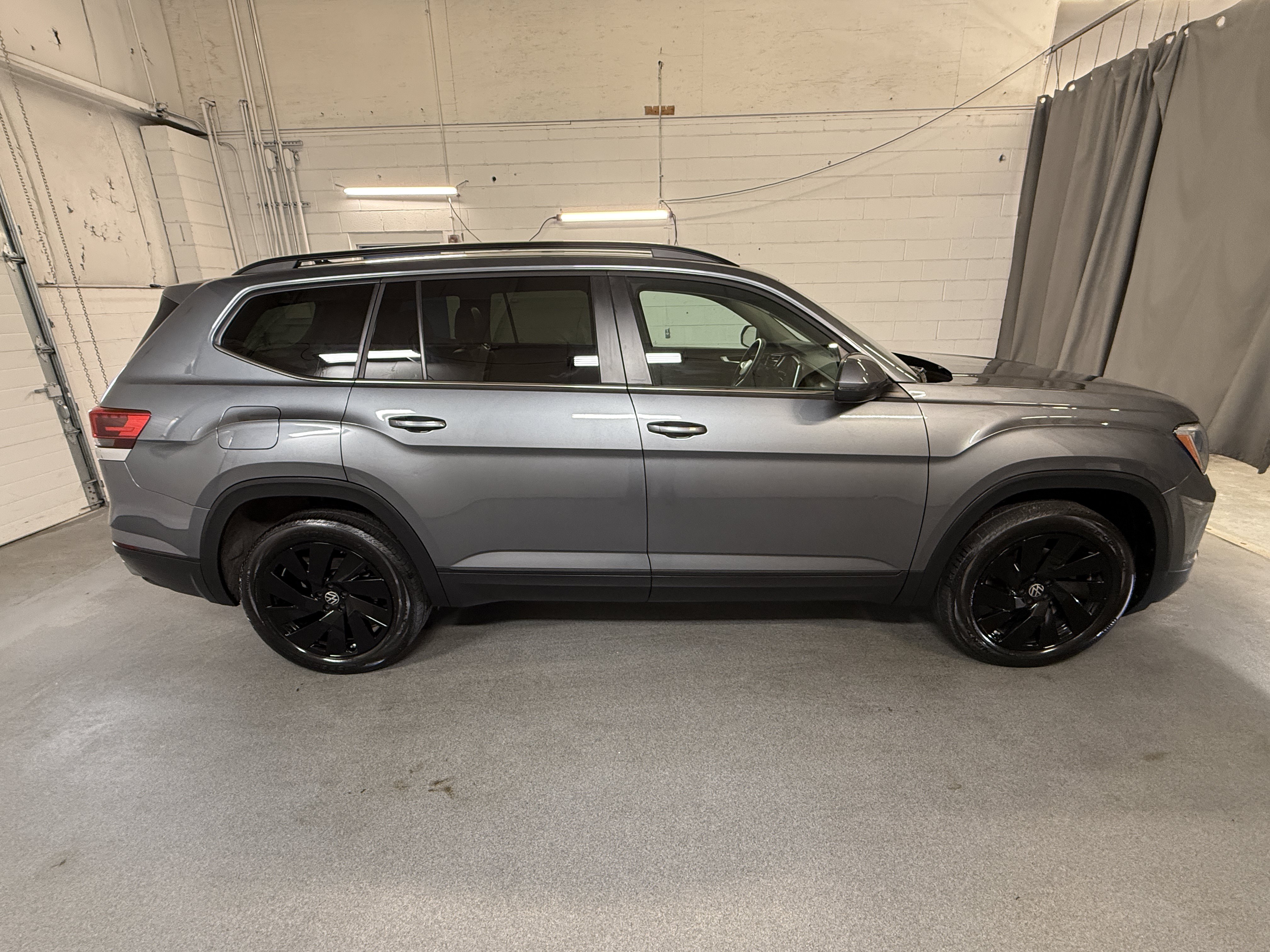 Certified 2024 Volkswagen Atlas SE w/ Black Wheel Package AWD/4WD image 12