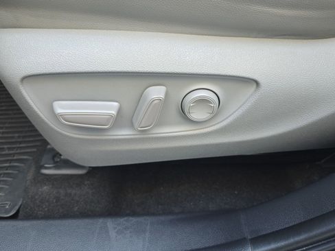 Used 2023 Toyota Highlander XLE image 8