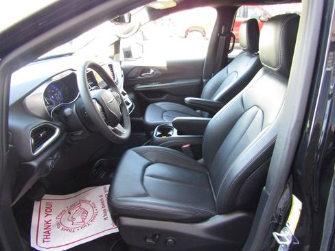 Used 2025 Chrysler Pacifica Select image 26