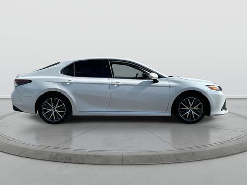 Used 2022 Toyota Camry XLE FWD image 9