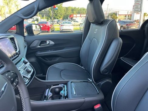 New 2026 Chrysler Pacifica Limited w/ S Appearance Package image 10