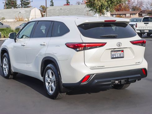 Used 2020 Toyota Highlander LE image 4