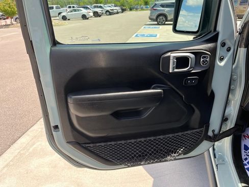 Used 2023 Jeep Wrangler Unlimited Rubicon w/ LED Lighting Group AWD/4WD image 6