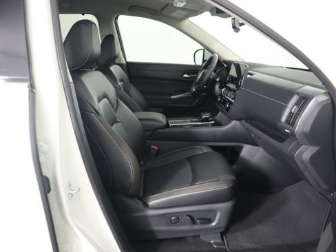 Used 2024 Nissan Pathfinder SL w/ Black Appearance Package image 20