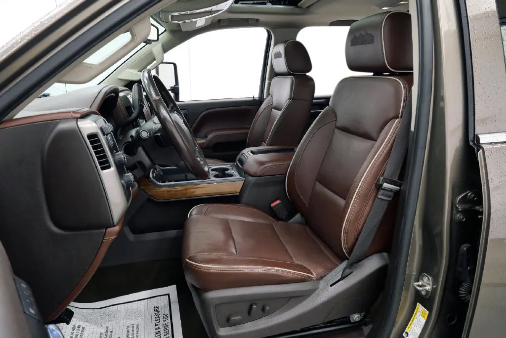 Used 2015 Chevrolet Silverado 2500 High Country w/ High Country Premium Package AWD/4WD image 8