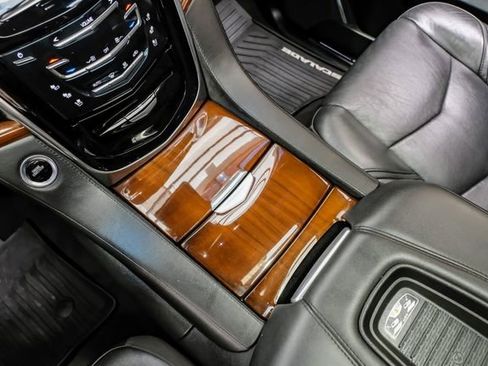 Used 2019 Cadillac Escalade Premium Luxury image 35