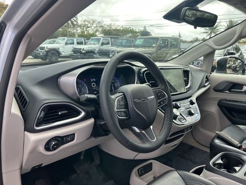 Certified 2023 Chrysler Pacifica Touring-L image 10