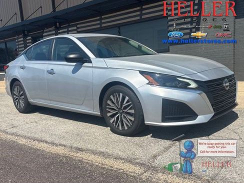 Used 2024 Nissan Altima 2.5 SV FWD image 1