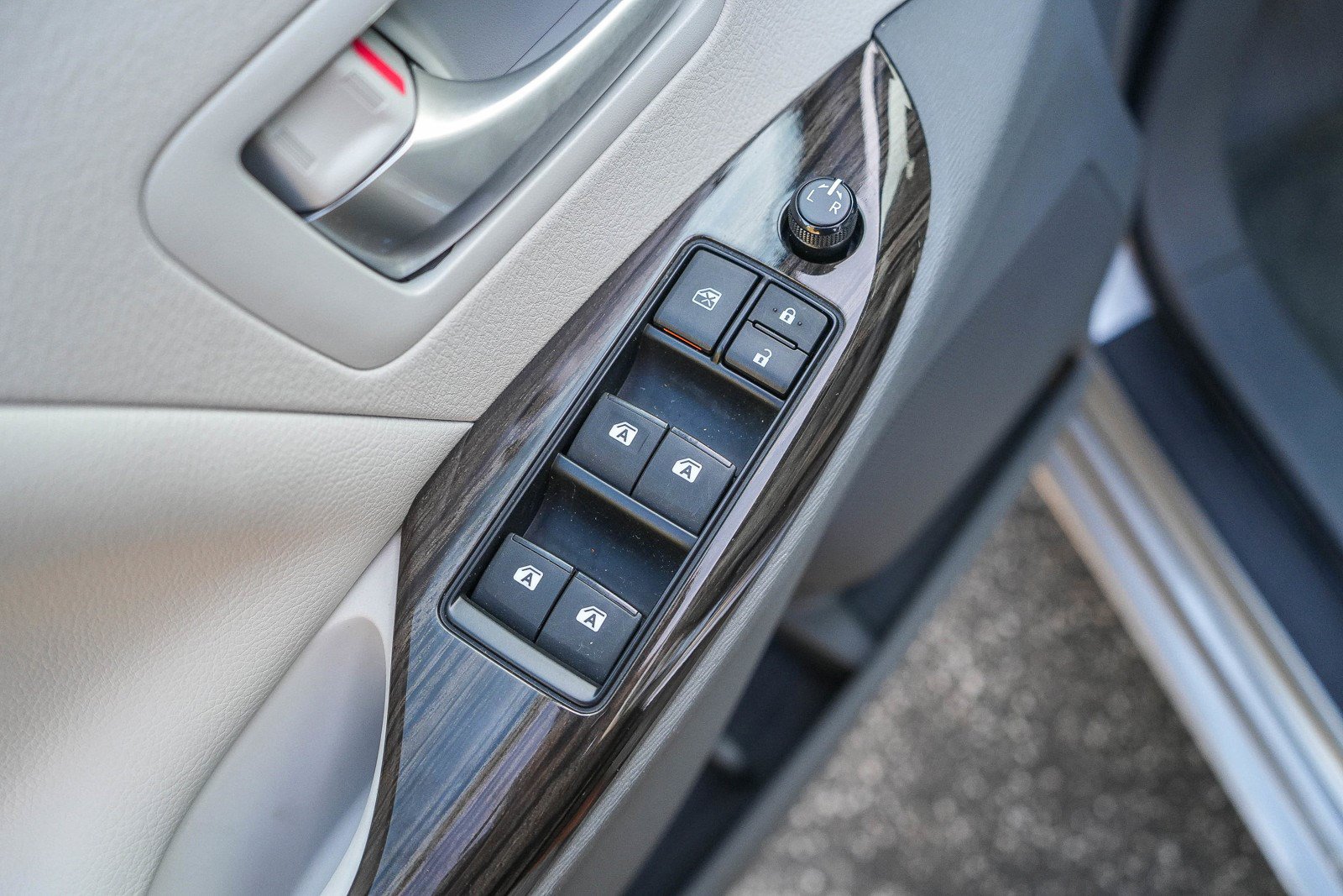 Used 2017 Toyota Sienna XLE w/ XLE Navigation Package AWD/4WD image 19