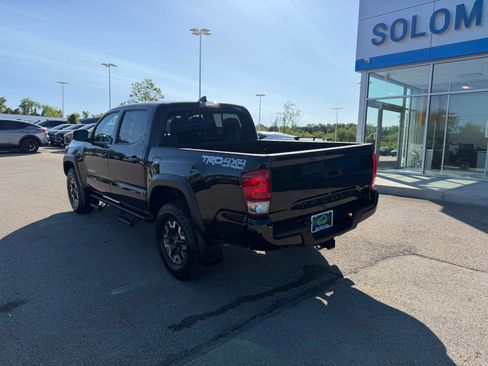Used 2017 Toyota Tacoma TRD Off-Road w/ Premium & Technology Package AWD/4WD image 4