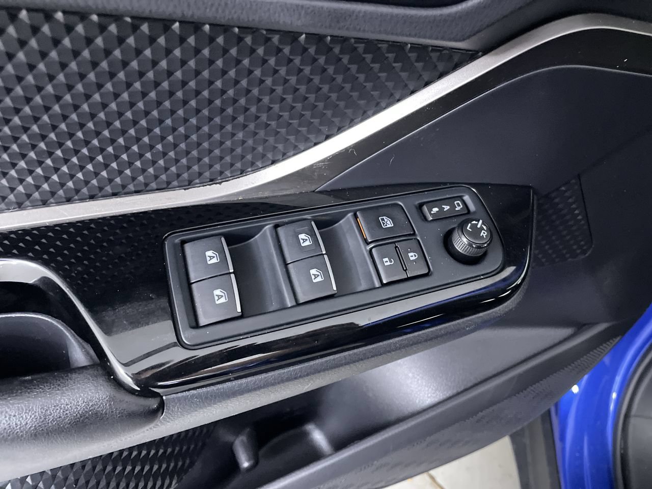 Used 2019 Toyota C-HR XLE FWD image 12