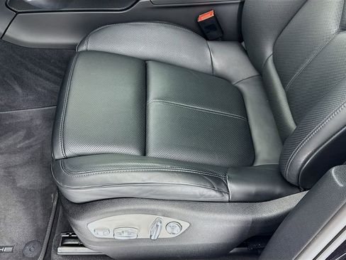 Certified 2025 Porsche Macan image 13