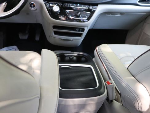 Used 2019 Chrysler Pacifica Limited w/ Advanced Safetytec Group FWD image 43