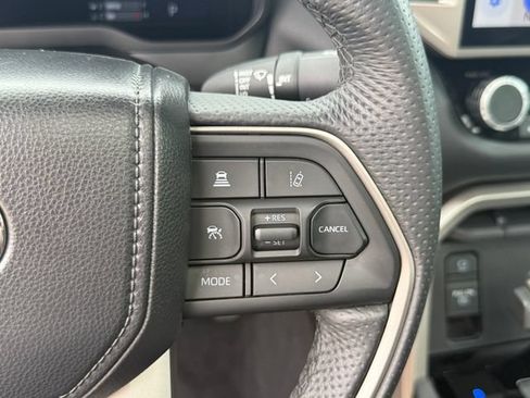 Used 2025 Toyota Tundra Limited AWD/4WD image 17