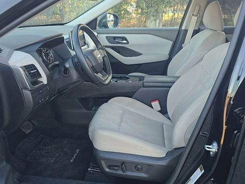 Used 2025 Nissan Rogue SV FWD image 9