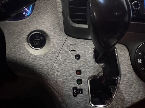 Used 2013 Toyota Sienna XLE image 38