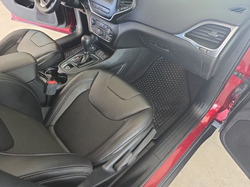 Used 2019 Jeep Cherokee Latitude Plus w/ Comfort/Convenience Group AWD/4WD image 21