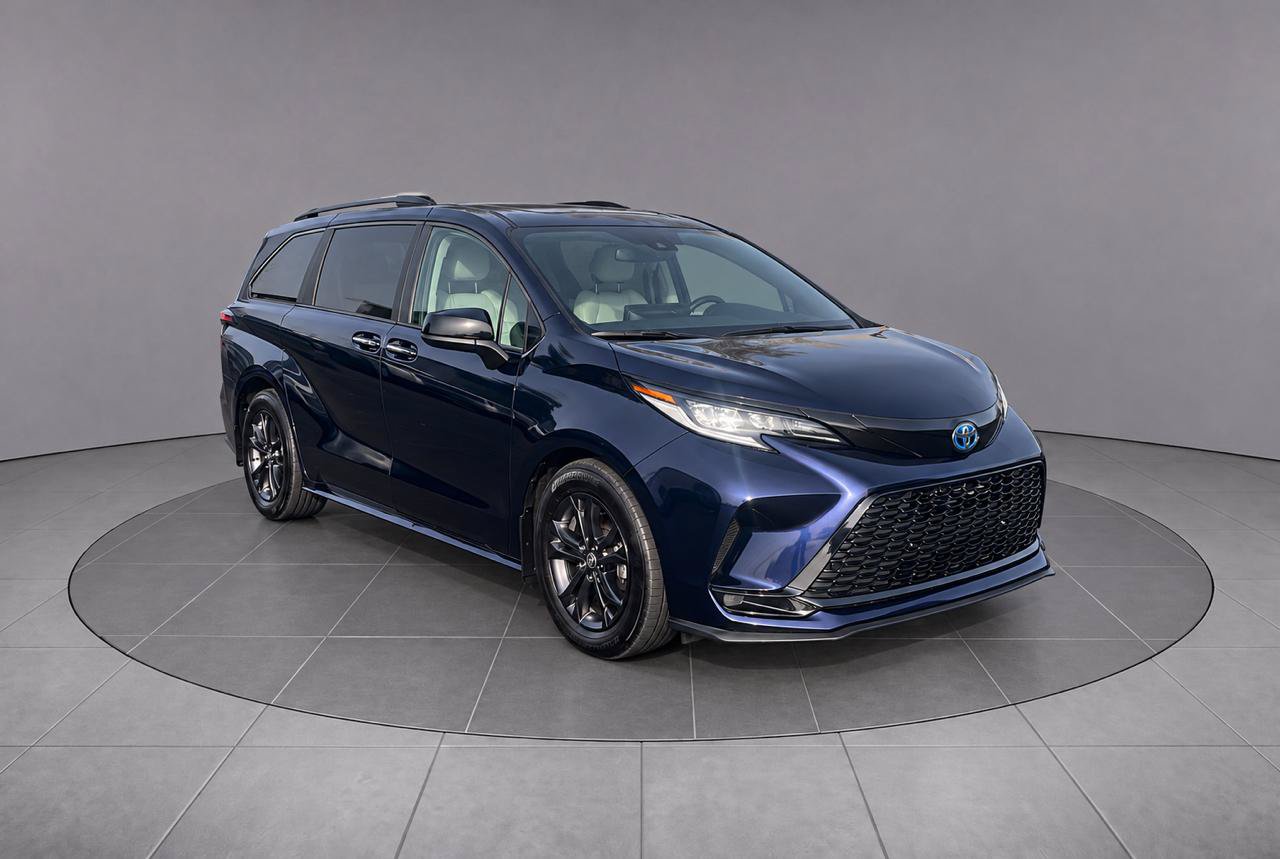 Used 2025 Toyota Sienna XSE AWD/4WD image 2