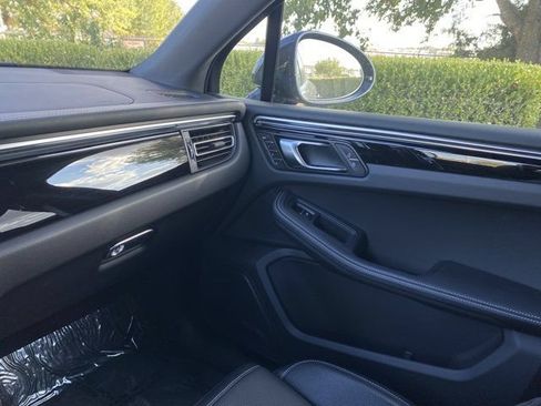 Used 2025 Porsche Macan AWD/4WD image 26