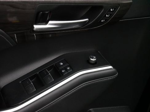 Used 2021 Toyota Highlander Limited image 19