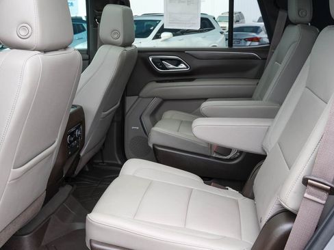 Used 2021 Chevrolet Tahoe Z71 w/ Luxury Package AWD/4WD image 12