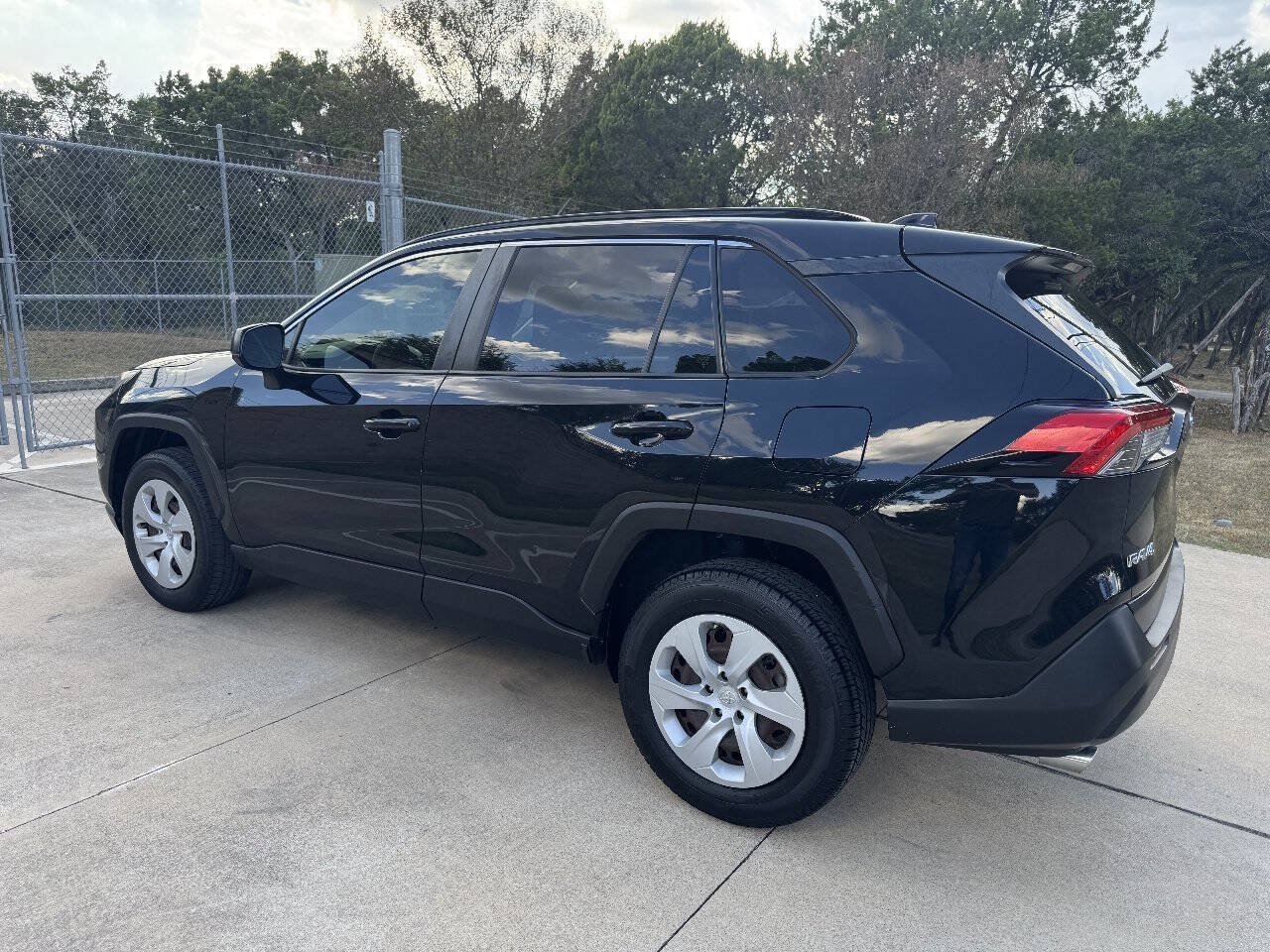 Used 2019 Toyota RAV4 LE FWD image 8
