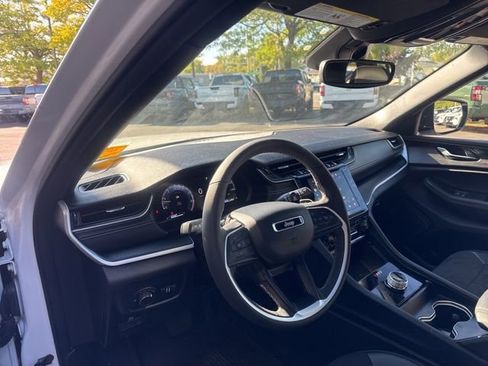 Used 2024 Jeep Grand Cherokee Altitude image 10