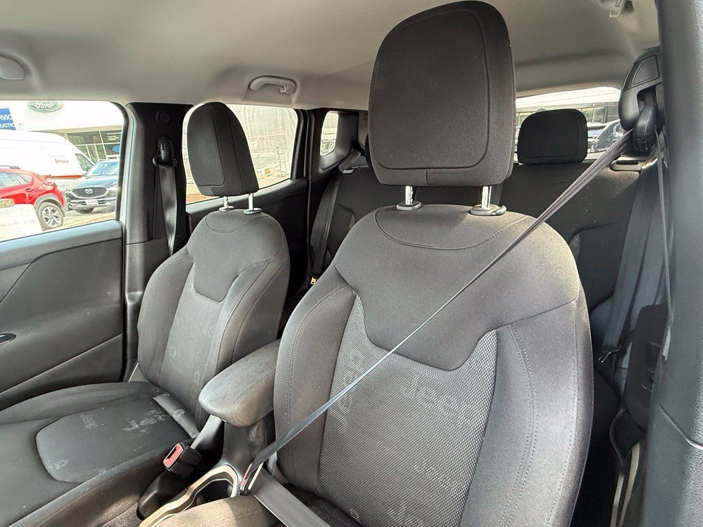 Used 2017 Jeep Renegade Latitude AWD/4WD image 18