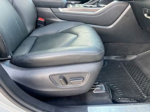 Used 2020 Toyota Highlander Limited image 34