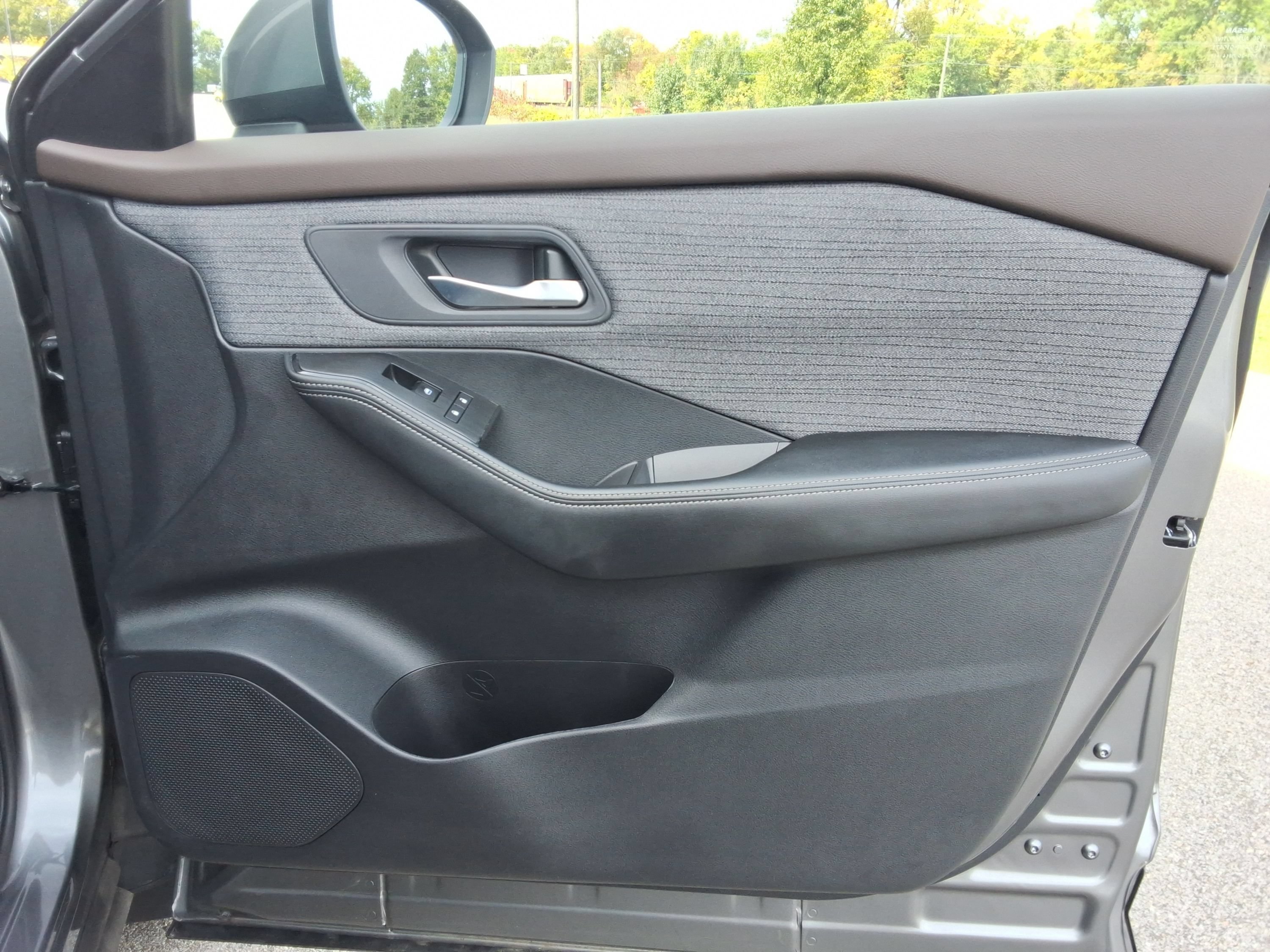 Used 2023 Nissan Rogue SV AWD/4WD image 38