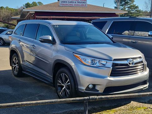 Used 2016 Toyota Highlander XLE image 1